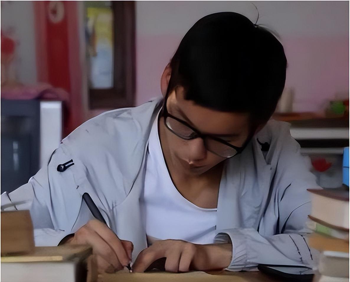 回顾搬砖小伙林万东高考713分被嘲考上清华也没用现在咋样