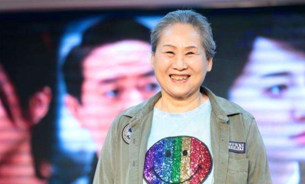 回顾老太太苇青58岁开始拍戏73岁票房百亿她的励志人生