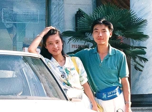 回顾康辉29岁娶初恋结婚25年无子对妻子恩爱有加