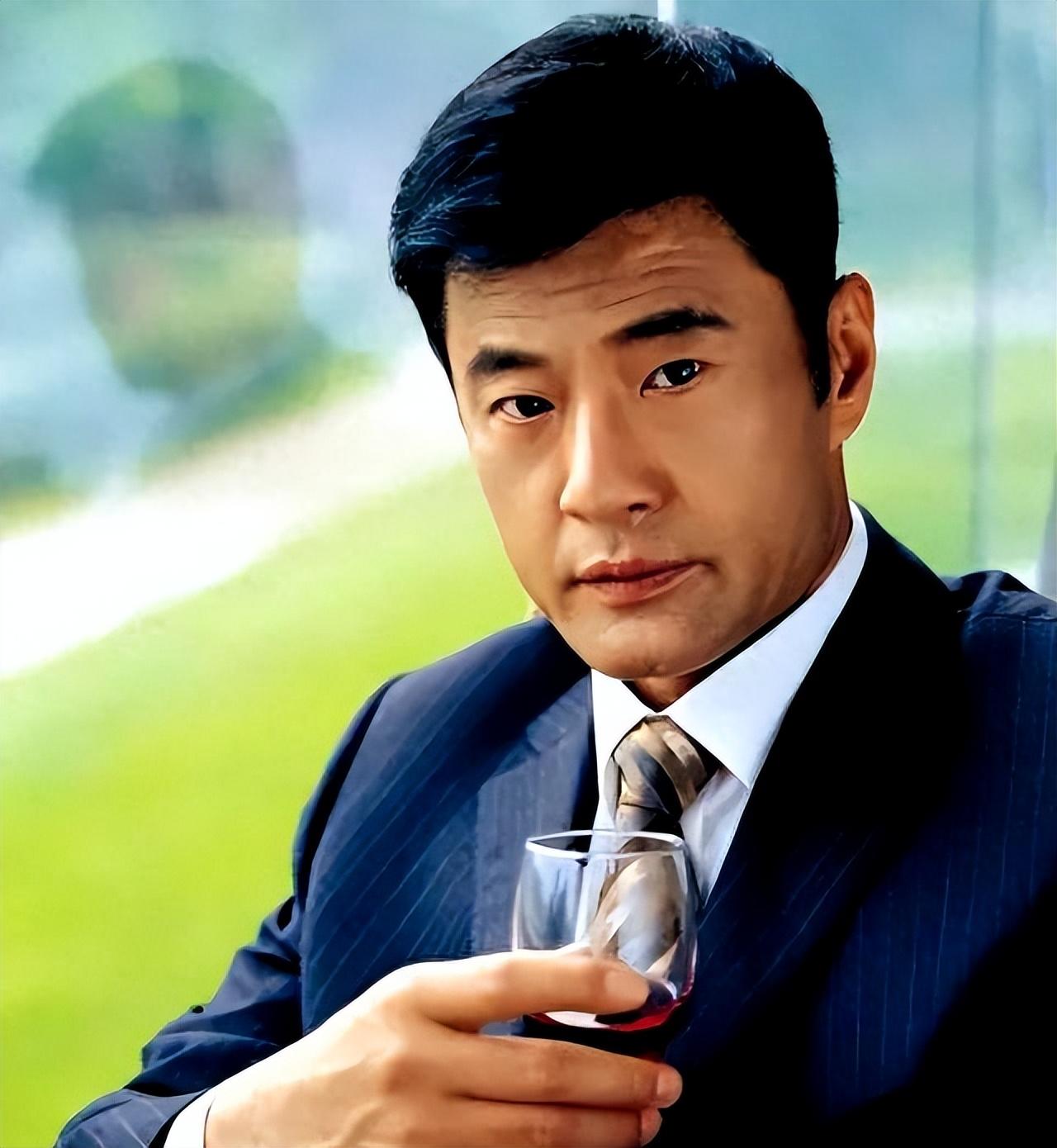 回顾演员于荣光一生洁身自好为何63岁时妻子却坚持和他离婚