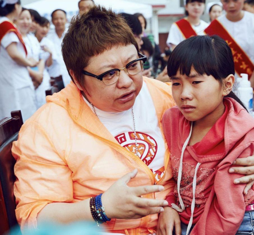 回顾歌手韩红从小和奶奶相依为命至今不婚背后原因令人心酸