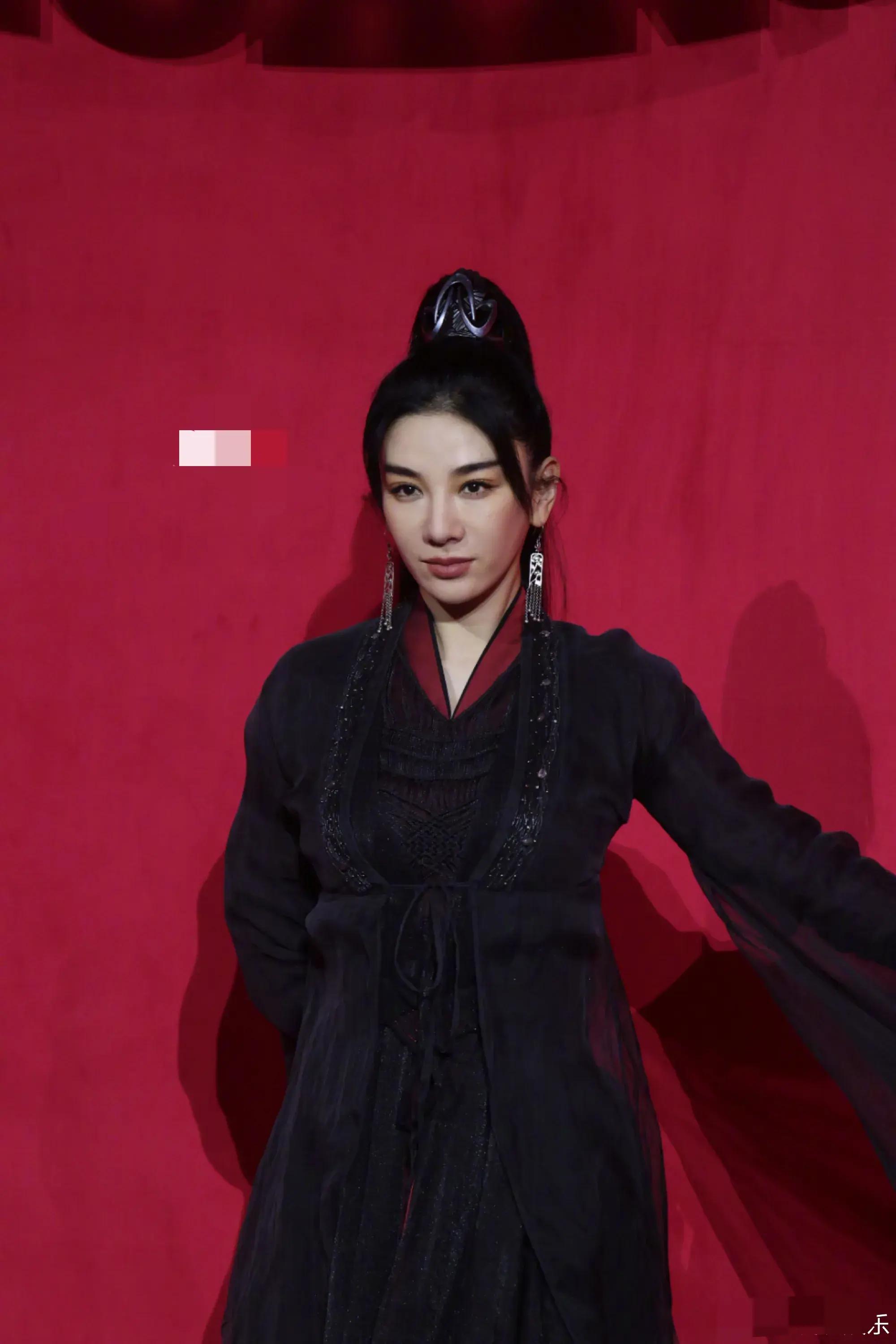 女星费加罗红毯曝光张雨绮苗条微露赘肉