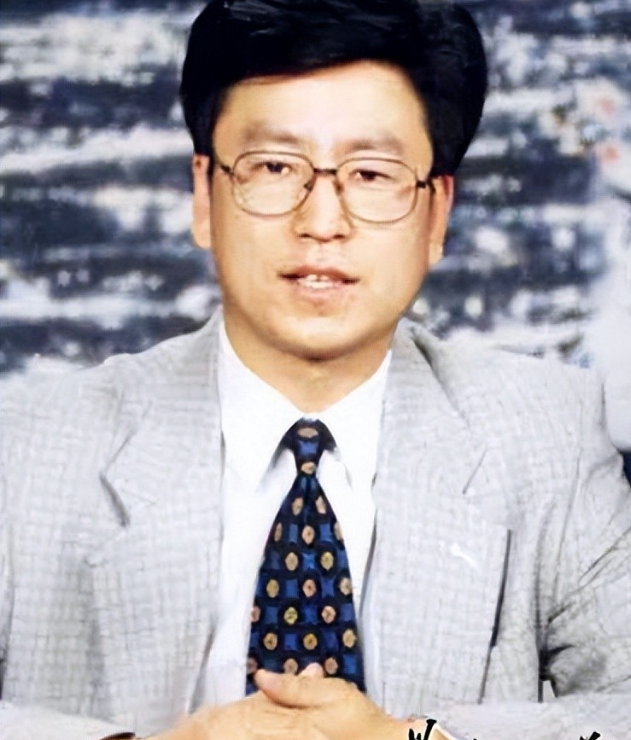 回顾白岩松被病痛折磨暴瘦50斤睡34个小时数次想自杀