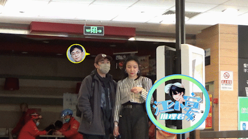 42岁大鹏携妻子逛酒吧挽手同行甜似初恋老婆身材高挑气质出众