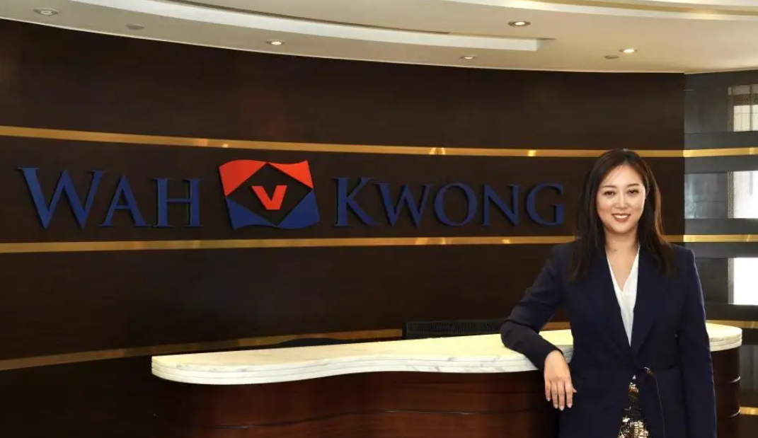 回顾女船王赵式明继承百亿家产嫁小15岁男友后连生2胎