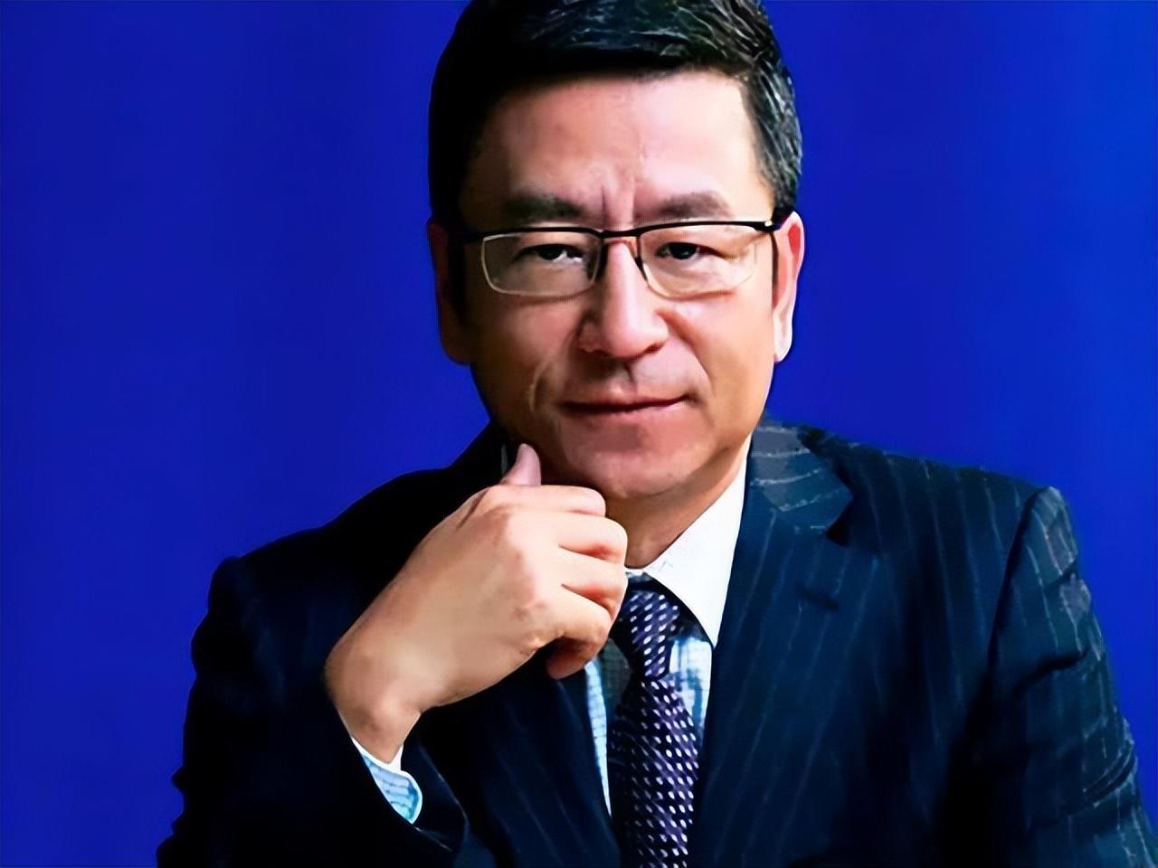 回顾白岩松:被病痛折磨暴瘦50斤,睡3—4个小时,数次想自杀