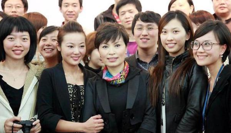 回顾主持人李瑞英26岁结婚工作28年零失误对儿子有愧疚有欣慰