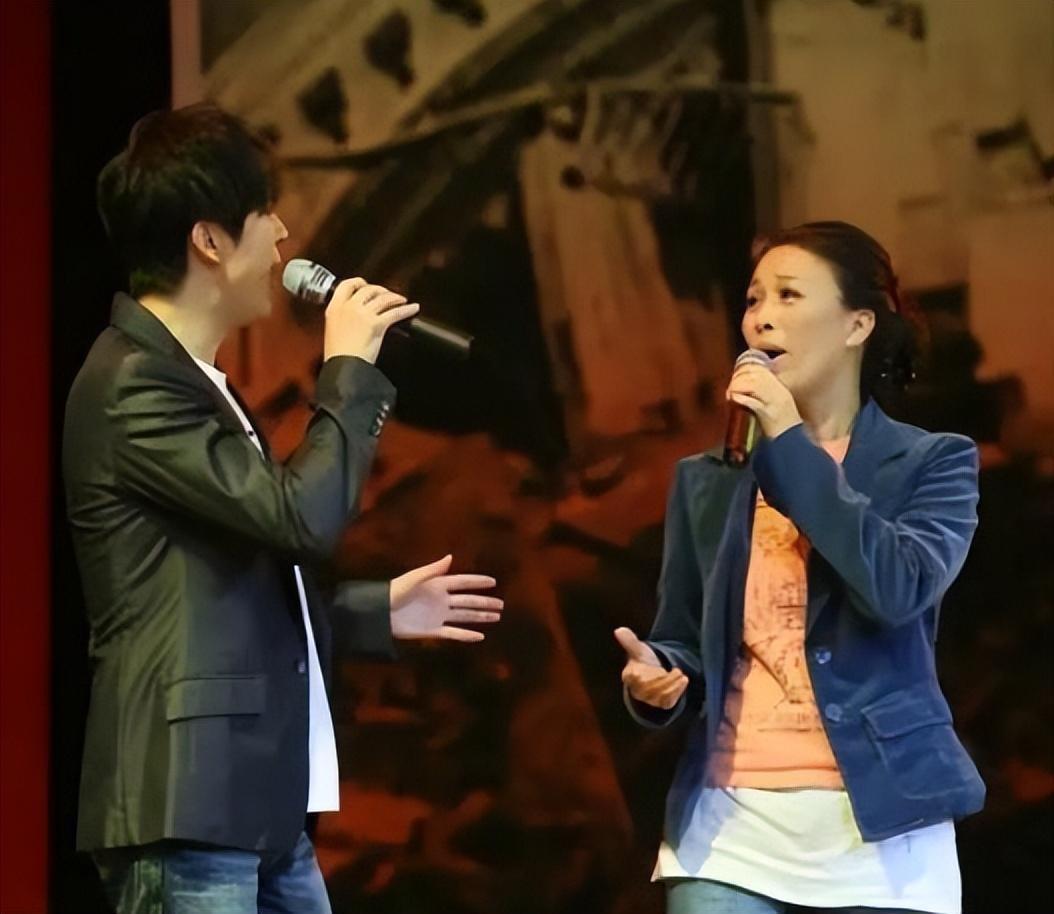 那英第一次见到解晓东时,就对他有着不一样的情愫.