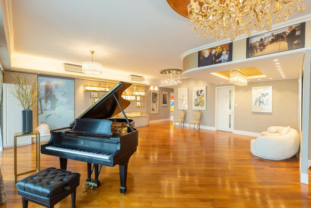 84岁的钢琴大师刘诗昆在今年10月再度成为父亲