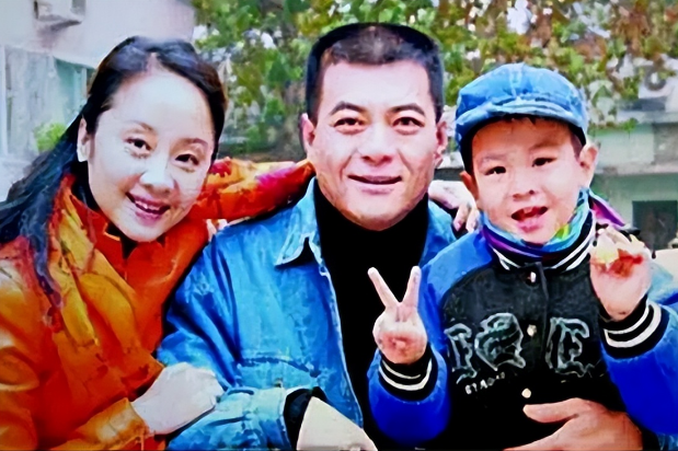 回顾唐静与王新军离婚后独自陪儿子长大如今的选择令人泪目