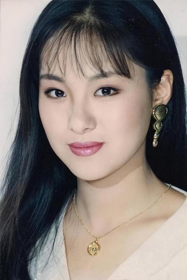 名唤赵燕,在出道后,因为撞上了《还珠格格》,被赵薇的粉丝说是蹭热度