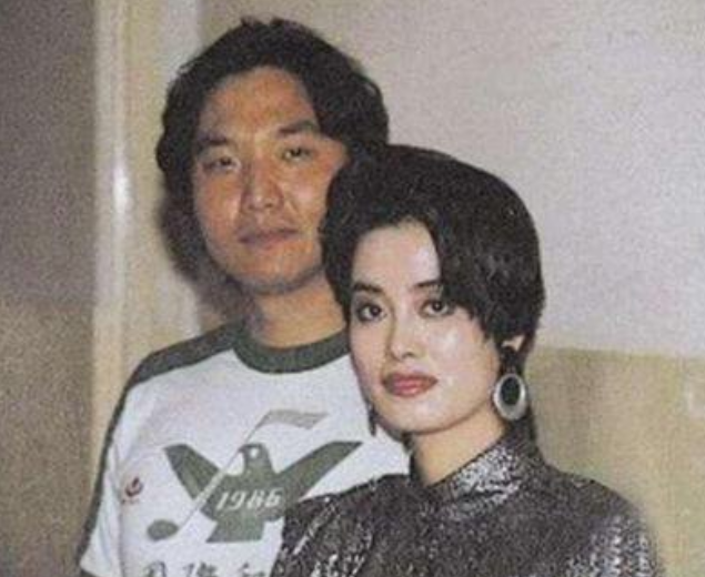 回顾歌手毛阿敏39岁才结婚丈夫离世后留下一双未成年儿女