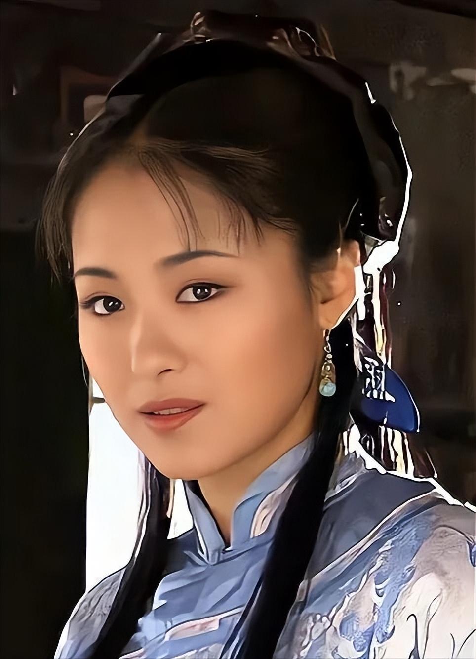 名唤赵燕,在出道后,因为撞上了《还珠格格》,被赵薇的粉丝说是蹭热度