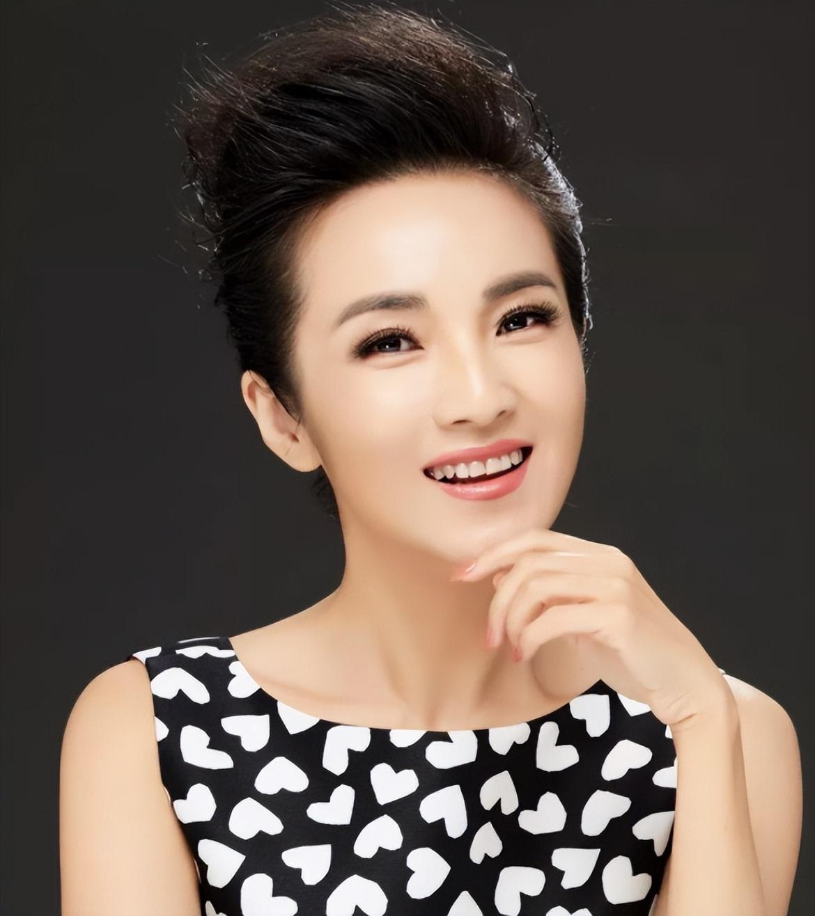 回顾管彤26岁进央视41岁结婚42岁冒险生子如今被丈夫宠成公主