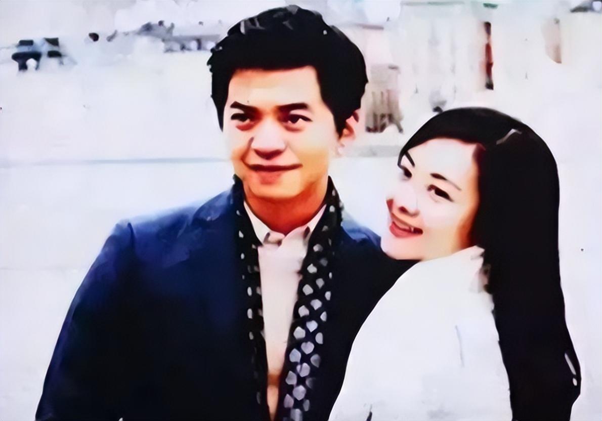 回顾歌手李健31岁娶青梅竹马为妻无儿无女丁克17年幸福吗