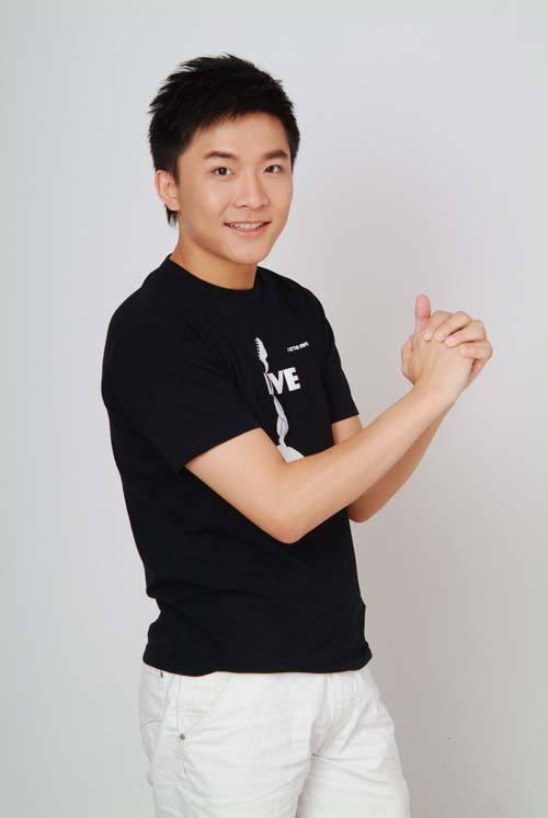 回顾边策26岁成央视主持人32岁坠楼身亡母亲痛苦余生