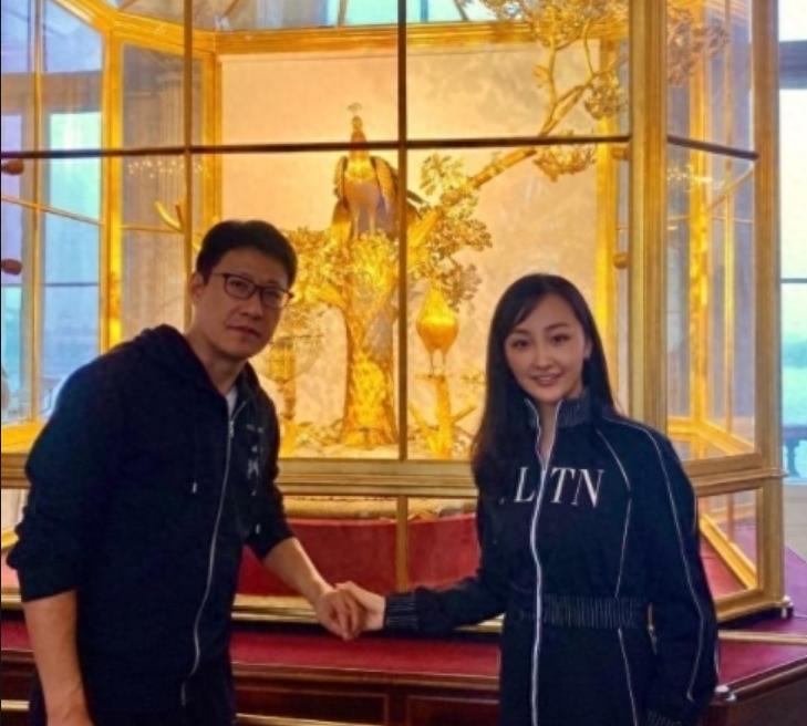 回顾于震二婚娶小13岁娇妻婚后生三胎如今一家五口其乐融融