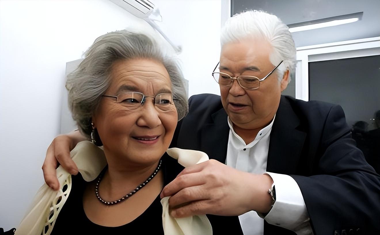 回顾于洋和初恋妻子恩爱一生晚年痛失儿子他将儿媳当成亲女儿