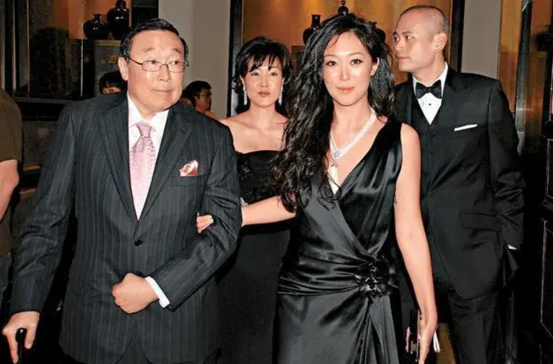 回顾女船王赵式明继承百亿家产嫁小15岁男友后连生2胎