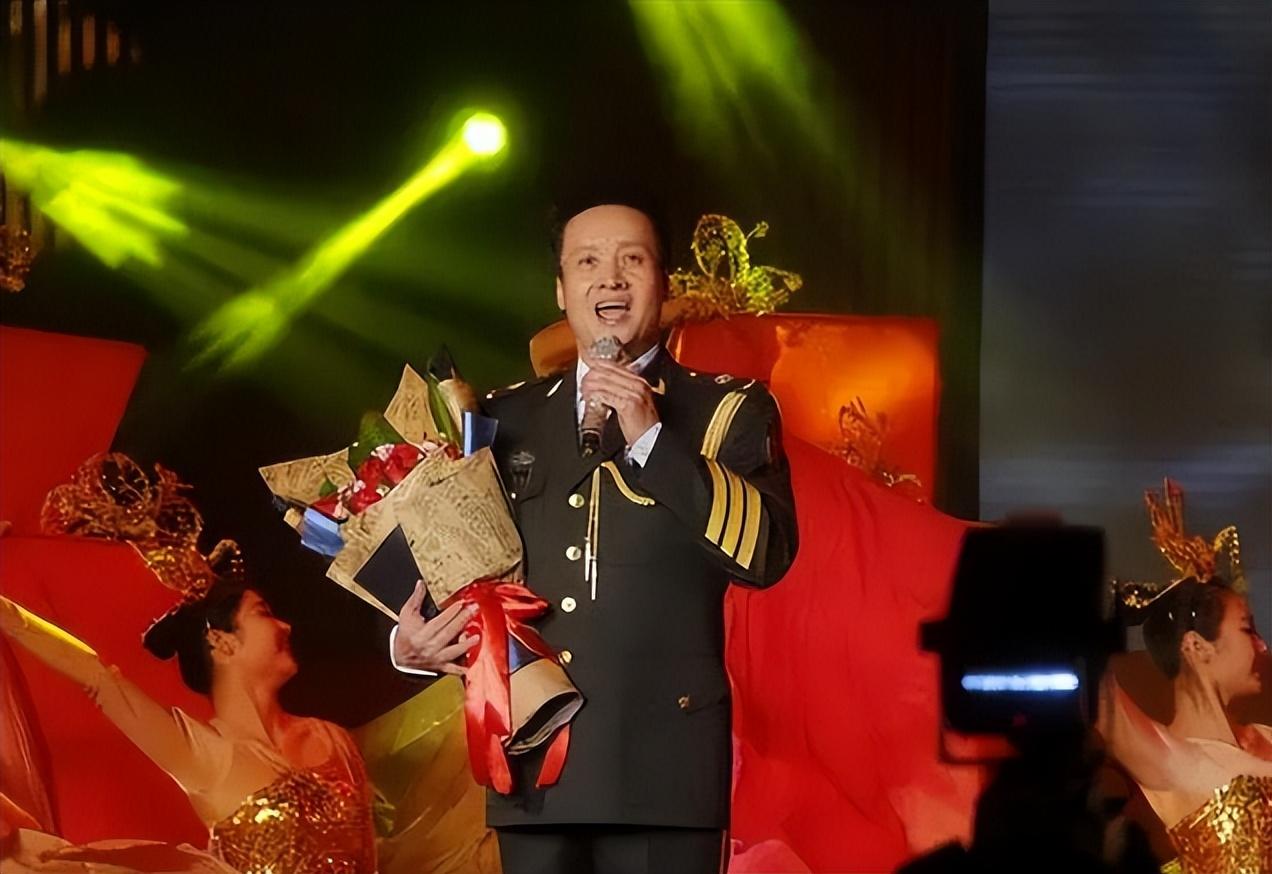 1972年阎维文正式加入了山西歌舞团成为了一名军人,在歌舞团中他认识