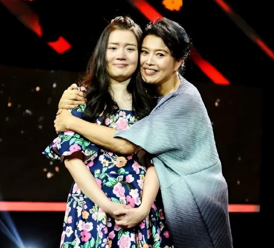 女儿很反感和她住在一起,丁嘉丽想要关心女儿,女儿就会把房间门紧闭