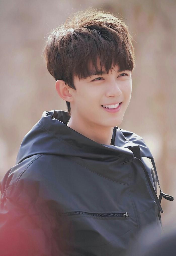 回顾吴磊海报被撤直播被叫停当红演员走到这一步究竟是谁的错