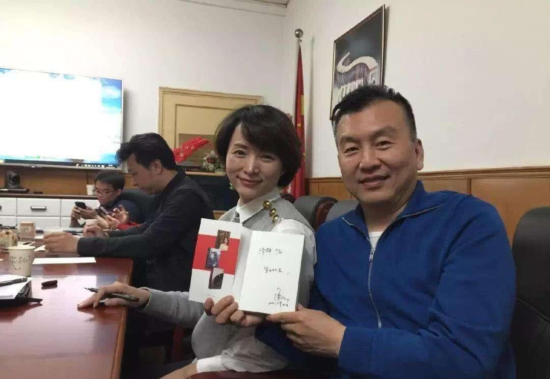 回顾央视主持人张泽群55岁老来得子乐开花妻子身份是个谜