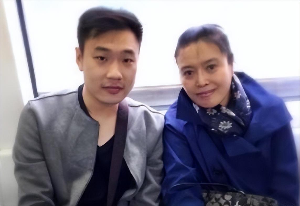 丁嘉丽责怪儿子不用功,儿子却怒气横生的指责她:"如果不是你让我被