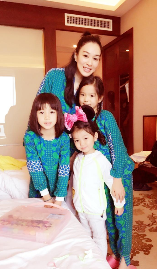 回顾张伦硕娶大12岁的钟丽缇做3个女儿的继父结婚8年恩爱如初