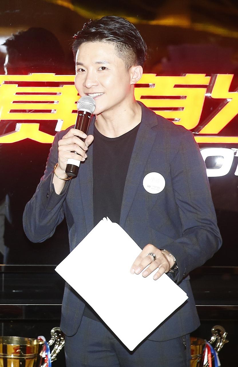 回顾边策26岁成央视主持人32岁坠楼身亡母亲痛苦余生