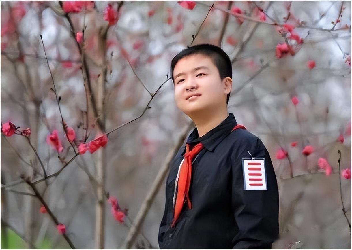 五道杠小学生曾因一脸官相而走红如今状态却令人惋惜