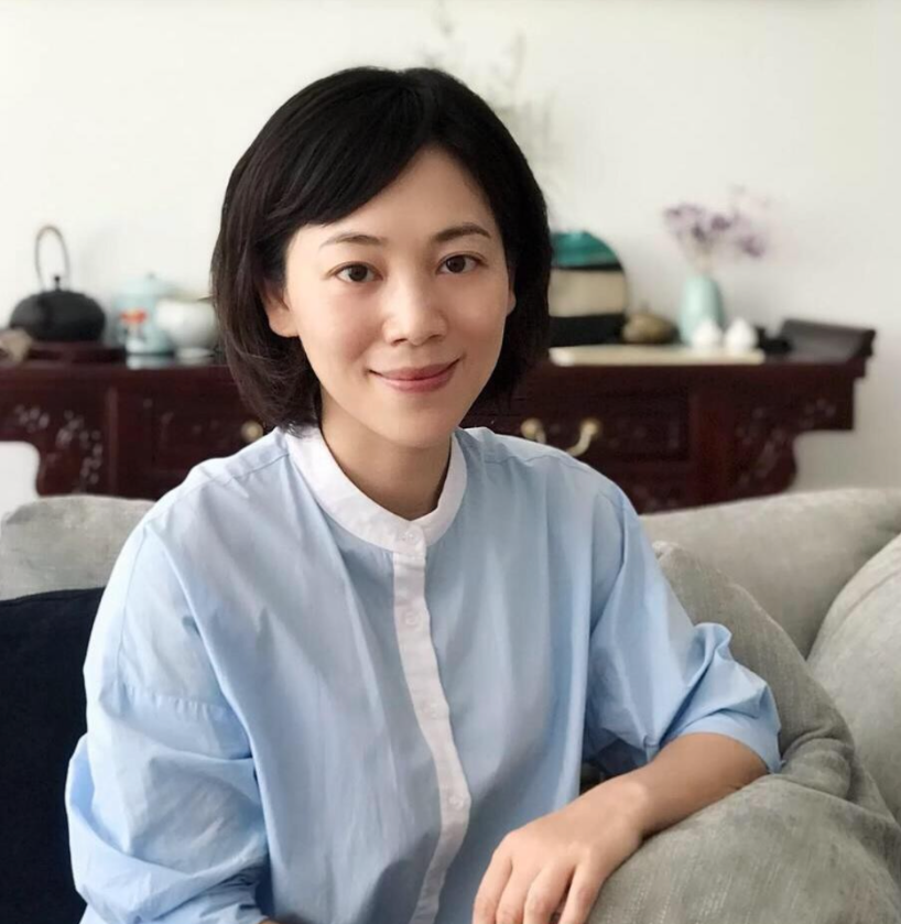 回顾裘正义妻子央视主播劳春燕因工作与她分居多年恩爱不减