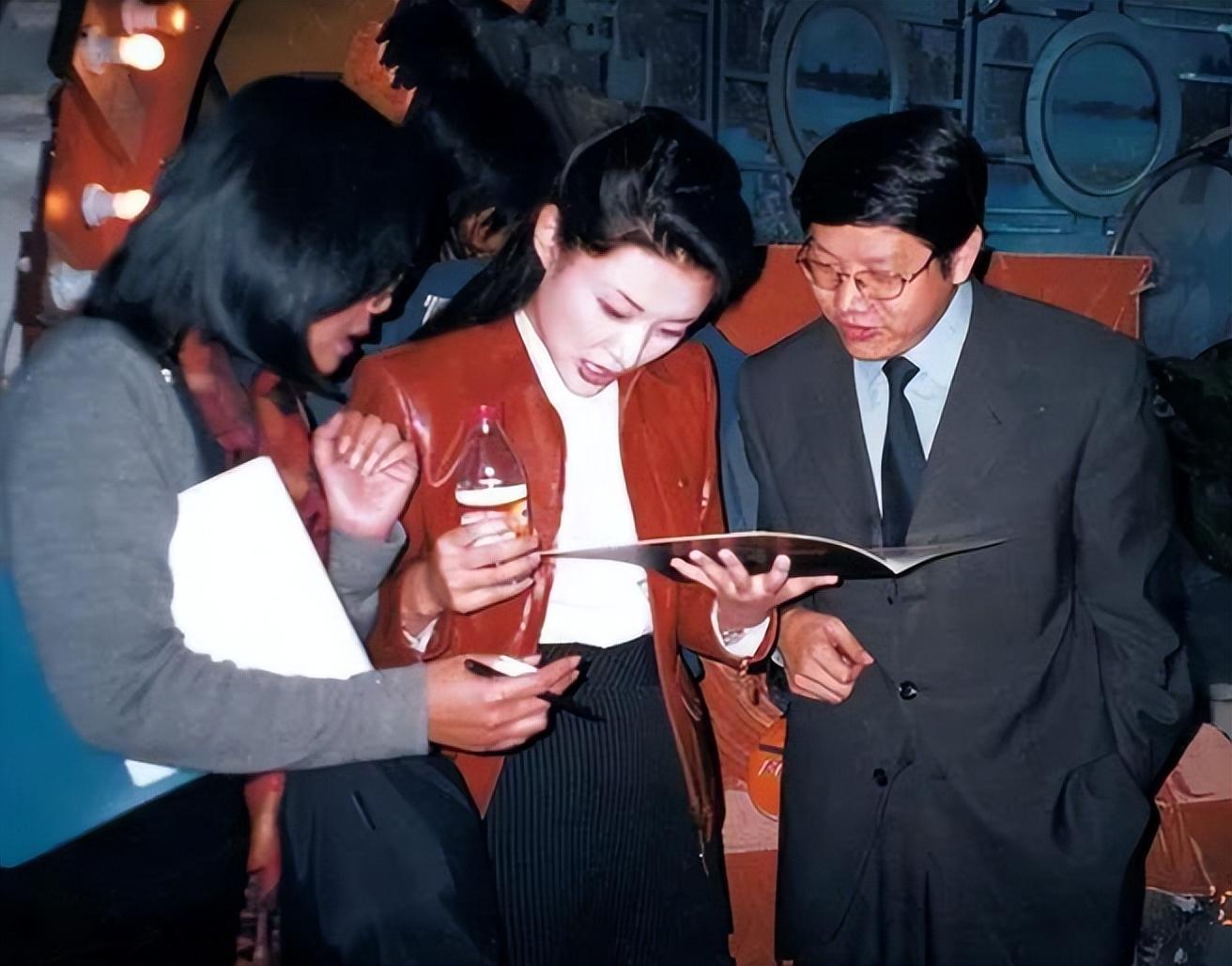 回顾主持人周涛与姚科离婚后转身嫁富豪直言对女儿心中有愧