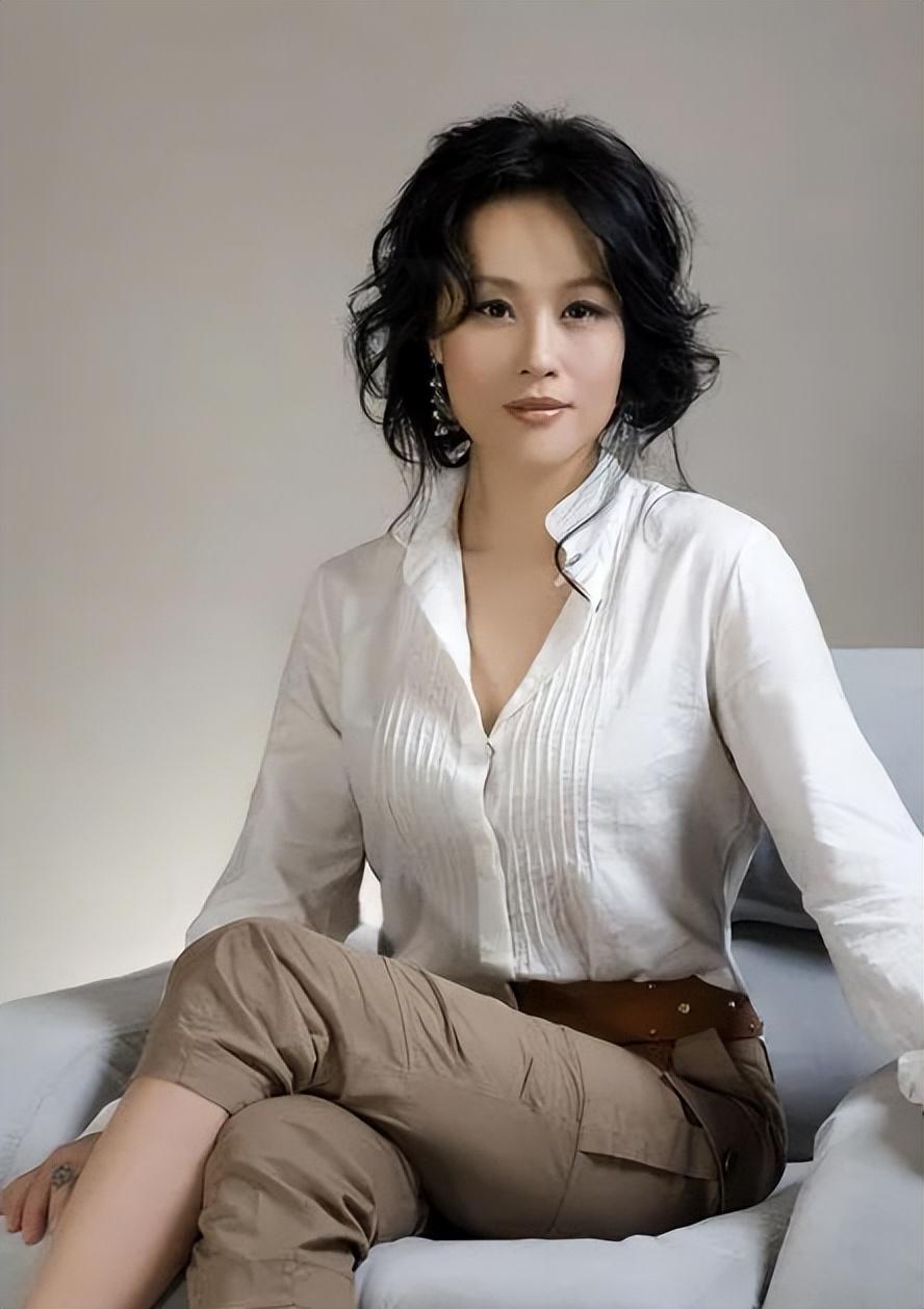 回顾邬君梅加入美国国籍感情经历十分坎坷老年生活平淡