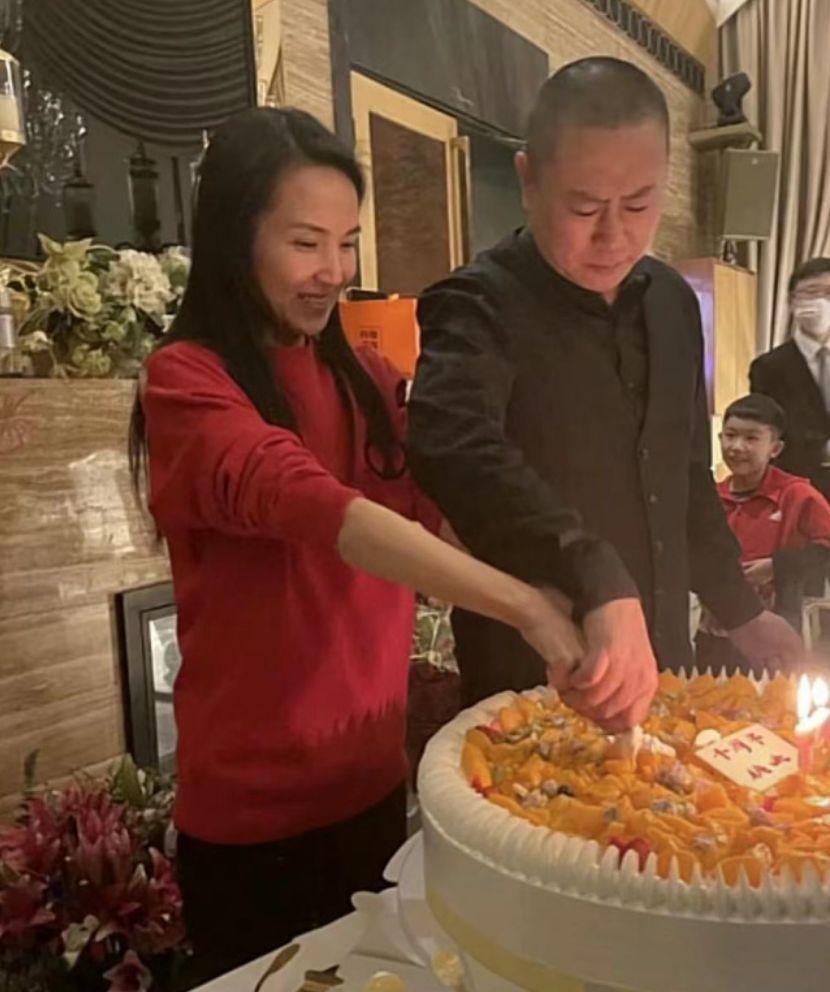 回顾管彤26岁进央视41岁结婚42岁冒险生子如今被丈夫宠成公主