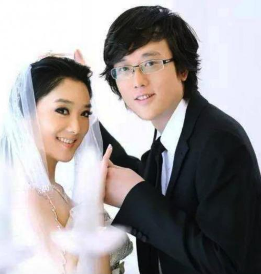 在鄂尔多斯的蓝天下举办婚礼,李玉刚等好友到场祝福.