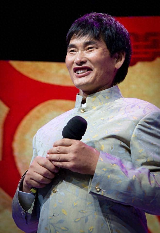 当年从《星光大道》走出来的农村大叔朱之文,人称"大衣哥",飞升为"