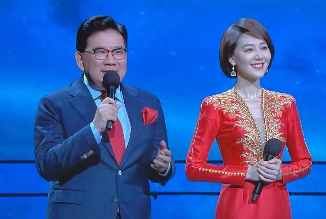 回顾主持人王冠两次从央视消失与曹可凡传绯闻今未婚也幸福
