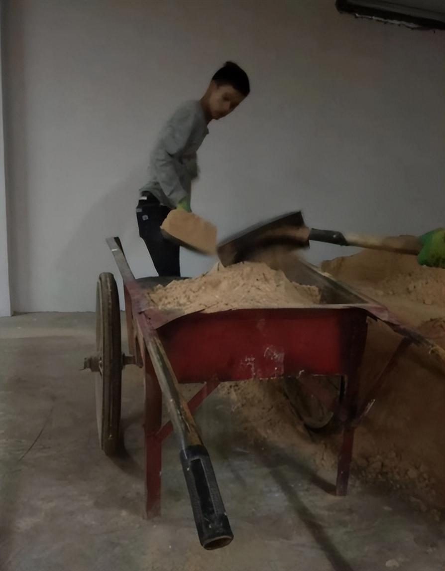 回顾曾在工地搬砖高考713分被嘲考上清华也没用的林万东咋样了