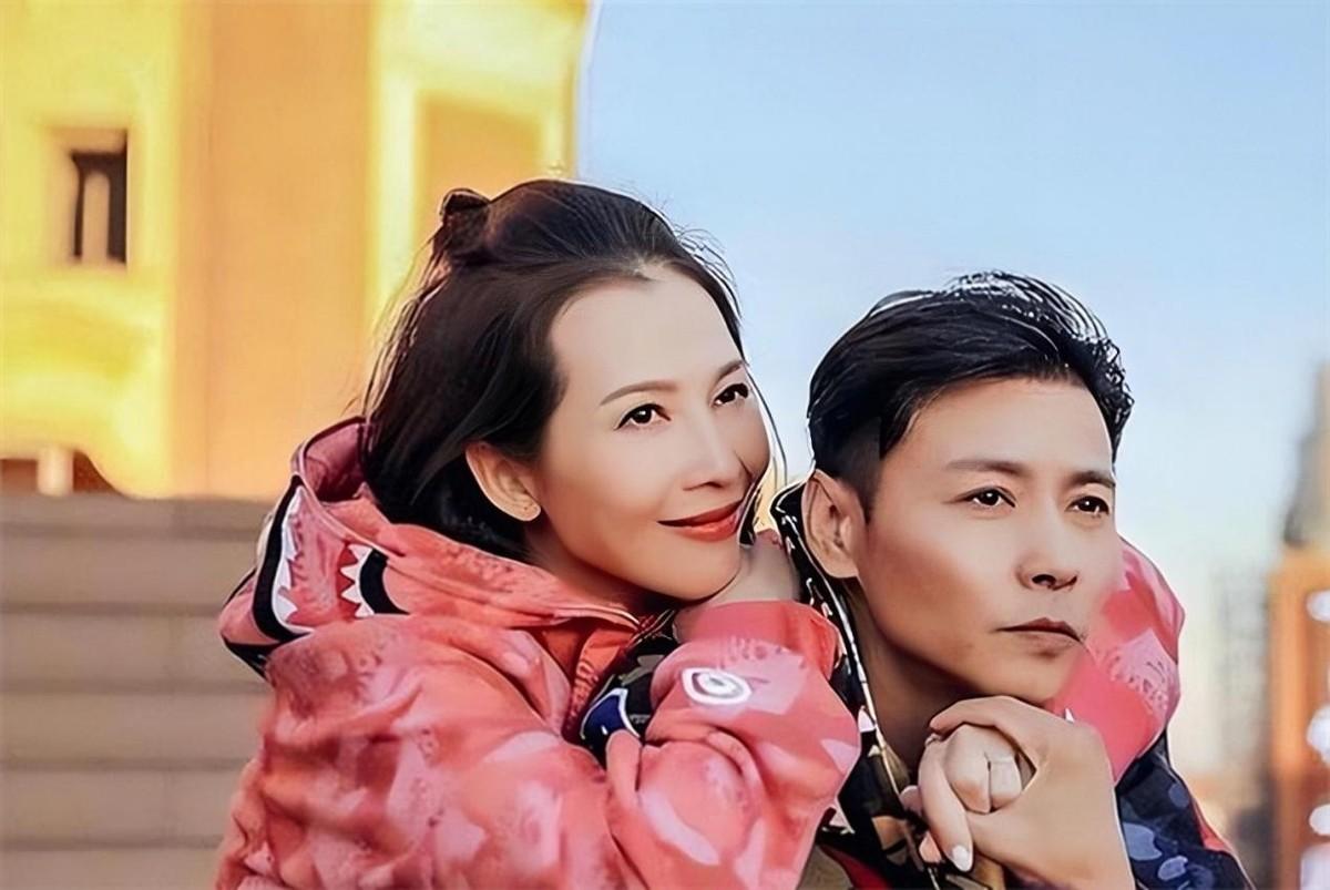 回顾蔡少芬嫁小丈夫张晋婚后连生三胎一家五口蜗居80㎡公寓