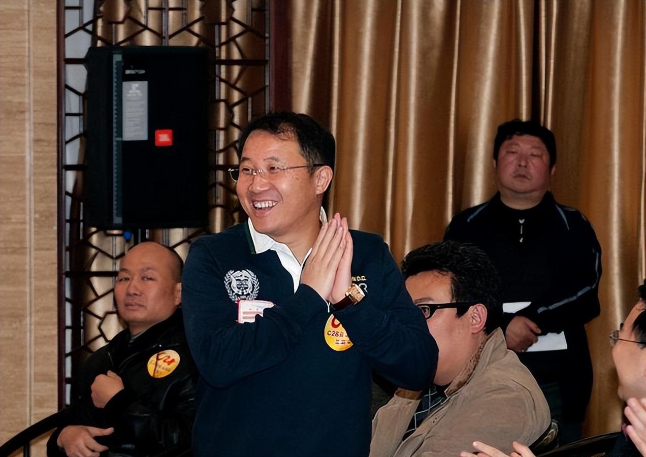 周旭辉比童蕾大12岁,是一位成熟稳重的男士.