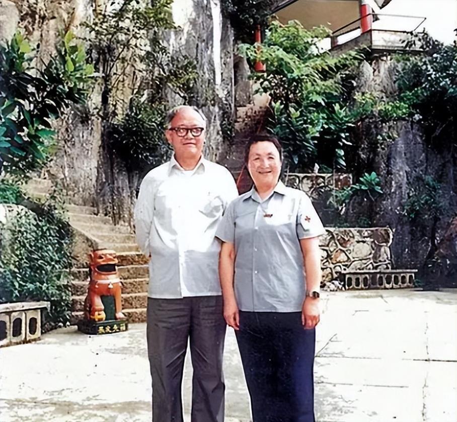 2005年夫妻携手捐献遗体14年后重逢讲台两架白骨并肩站