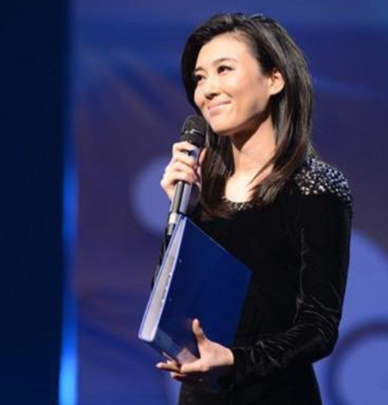 回顾主持人李红14岁辍学18岁逃婚如今44岁风光背后有泪水