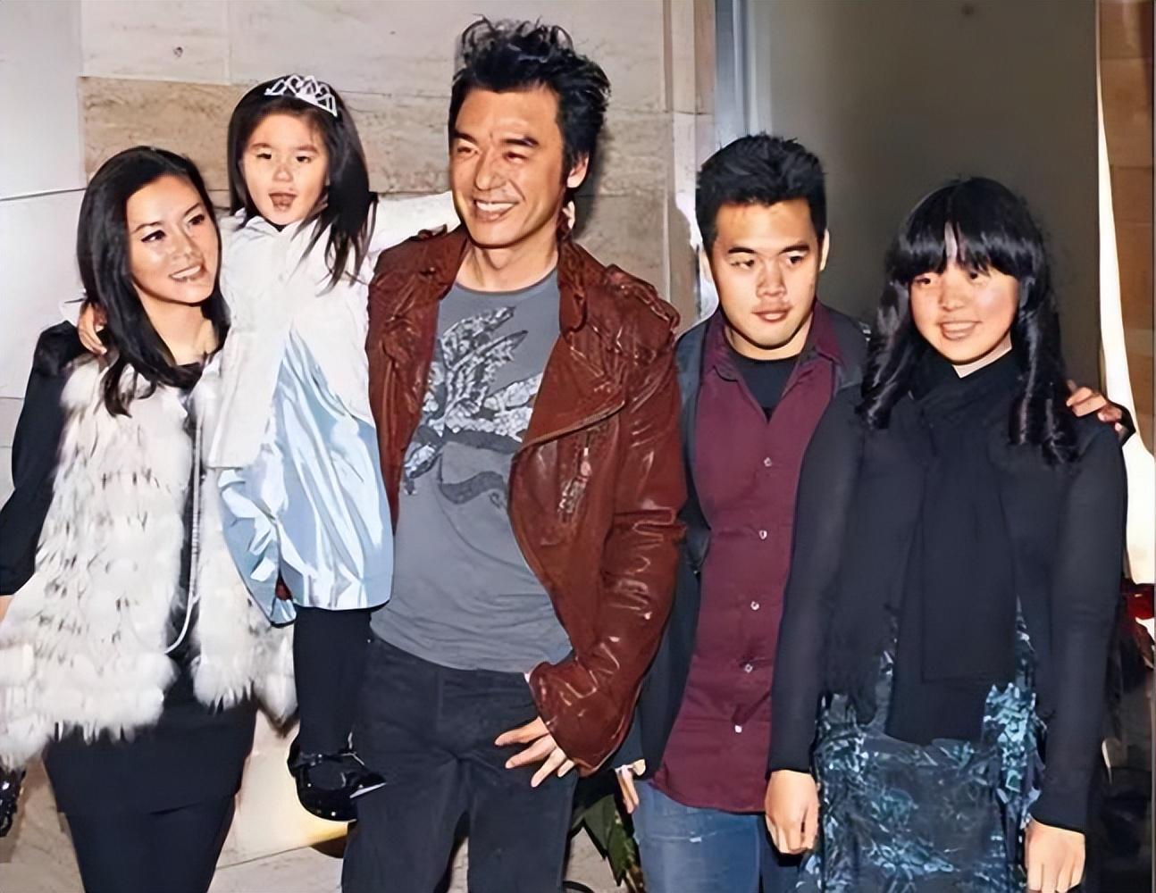 回顾钟镇涛拒绝前妻章小蕙复婚58岁当爸今有四个孩子很幸福