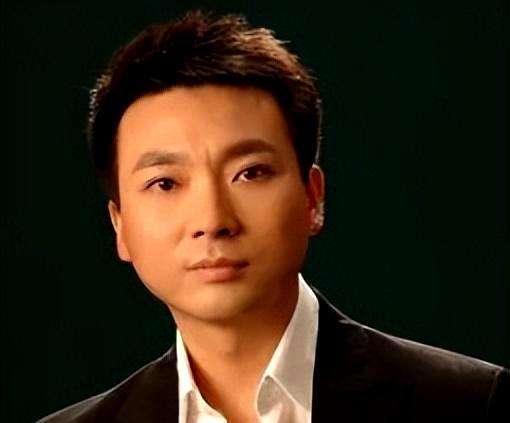 回顾康辉29岁娶初恋结婚25年无子对妻子恩爱有加