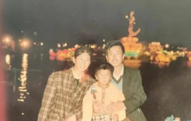 在大学毕业之后,原本是河北人的张渝,靠着亲戚的关系,在四川彭州当了