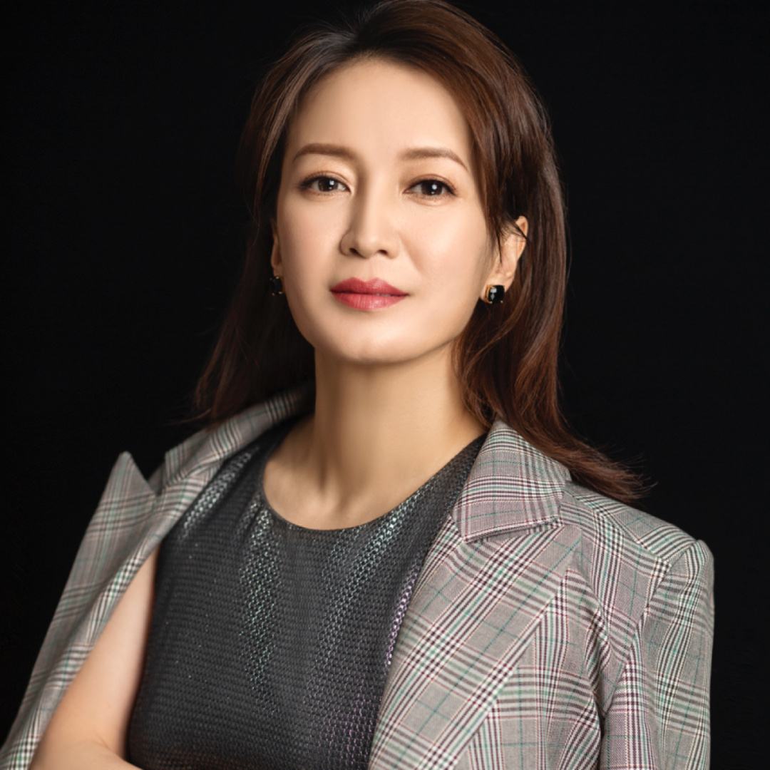 回顾演员胡小庭母亲瘫痪父亲截肢双亲离世后丈夫将她宠成宝