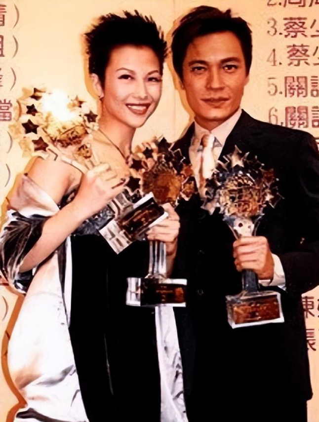 回顾蔡少芬嫁小丈夫张晋婚后连生三胎一家五口蜗居80㎡公寓