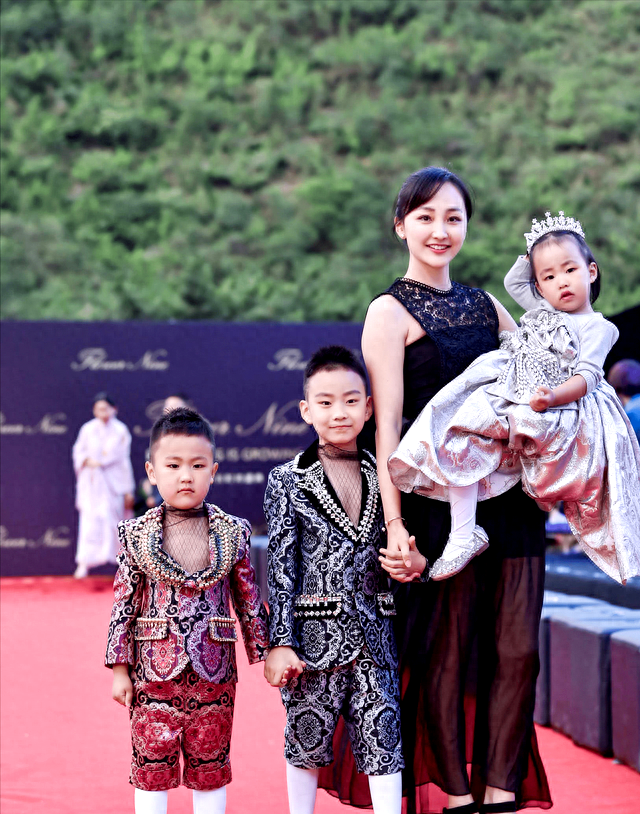 回顾于震娶小13岁辛月婚后连生三胎如今一家五口其乐融融