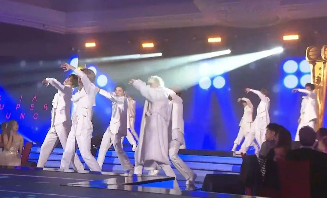 堪忧的练习生就像很多内地偶像一样假唱,舞蹈也给人群魔乱舞的感觉